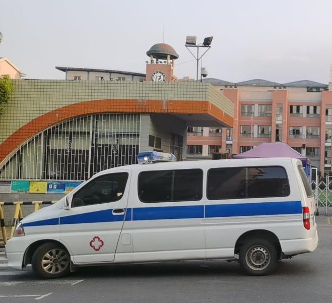 龙圩救护车出租护送骨折病人一公里多少钱